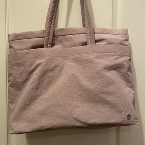 Lululemon on my level tote (15L)